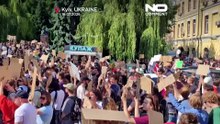 В Киеве проходят акции протеста после отставки министра обороны Федорова Зеленским