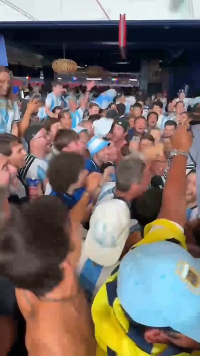 Bastian Schweinsteiger celebra con la afición Argentina su pase a la final del Mundial