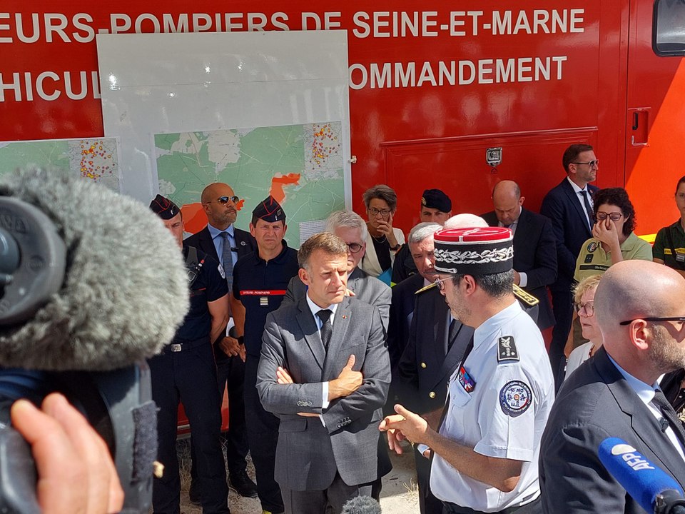 Incendie en forêt de Fontainebleau : Emmanuel Macron vient soutenir les pompiers