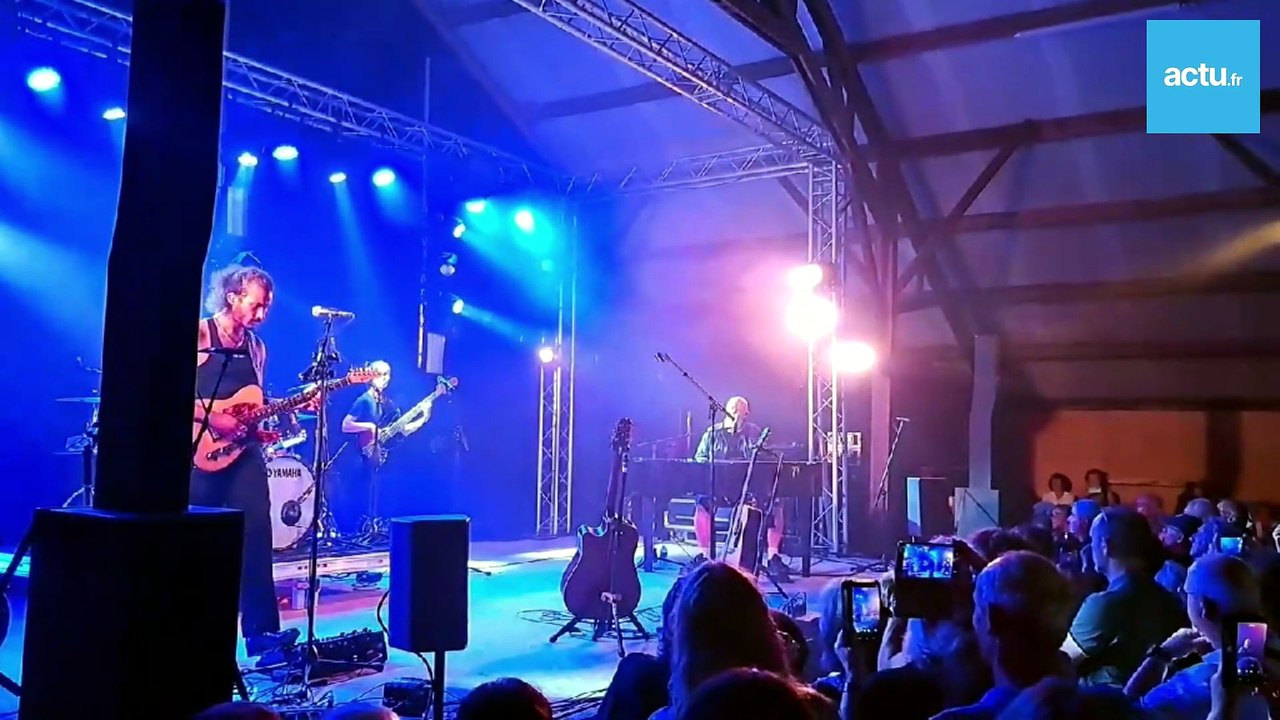 Charlélie Couture chante sous une grange ses plus grands tubes