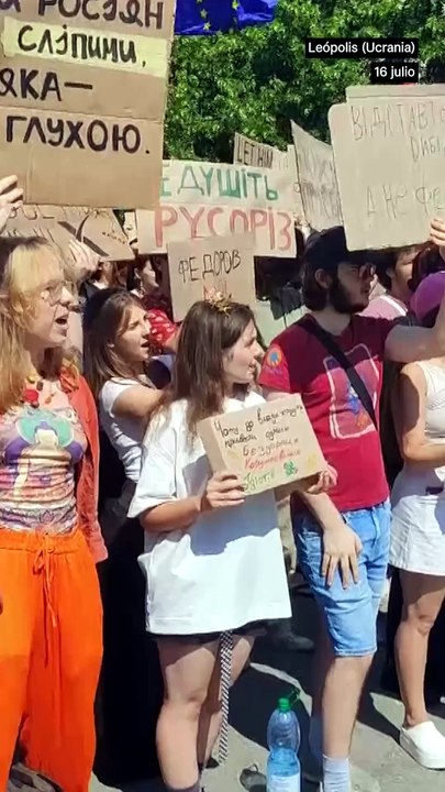 Ucrania sale a la calle contra el cese de su ministro de Defensa