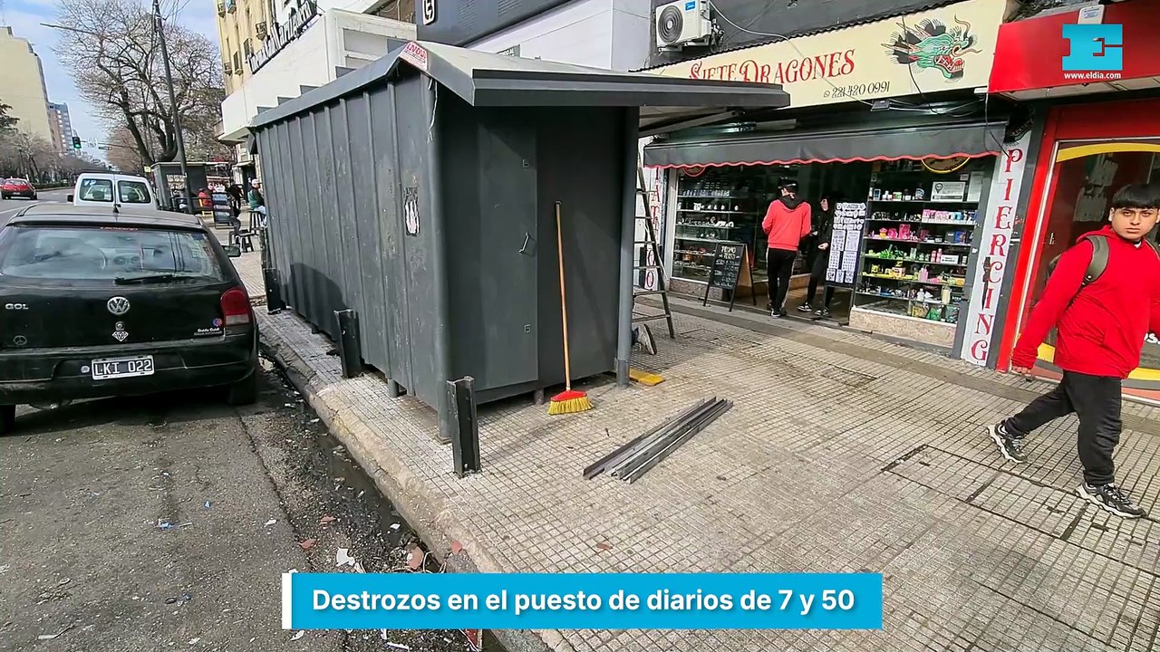 Destrozos en el puesto de diarios de 7 y 50