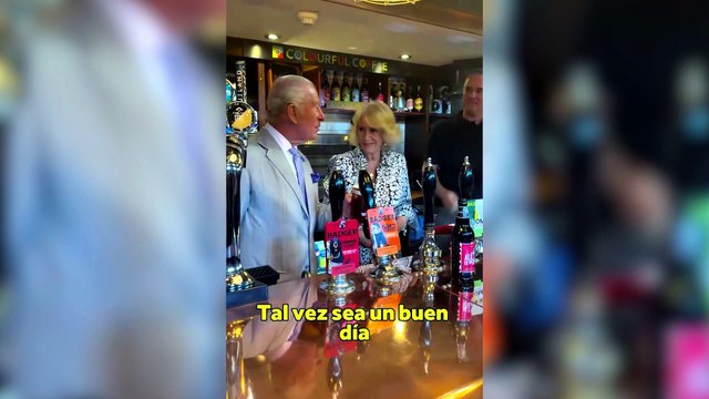 El rey Carlos III brinda con cerveza tras la derrota de Inglaterra en el Mundial 2026