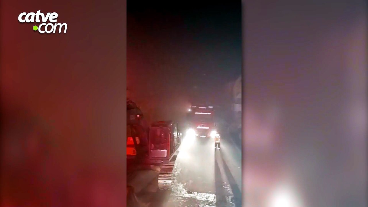 Após 15 horas de combate, bombeiros controlam incêndio em indústria têxtil de Itajaí