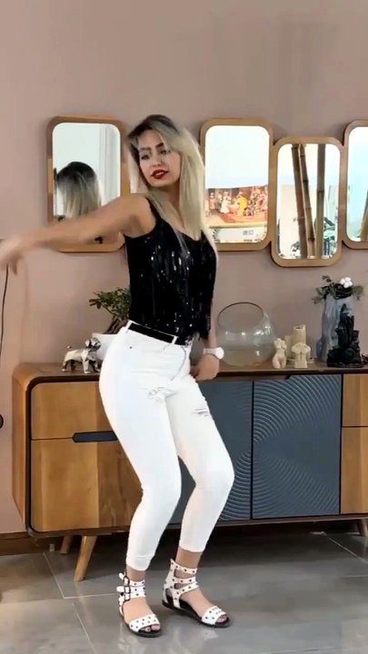 الرقص في المنزل رقص صبايا