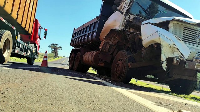Caminhão sai da pista após forte colisão traseira na BR-277, em Santa Tereza