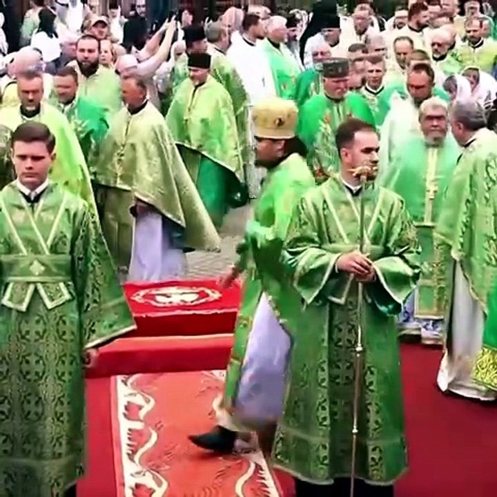«ДОСТОЙНО Є» ("IT IS WORTHY")