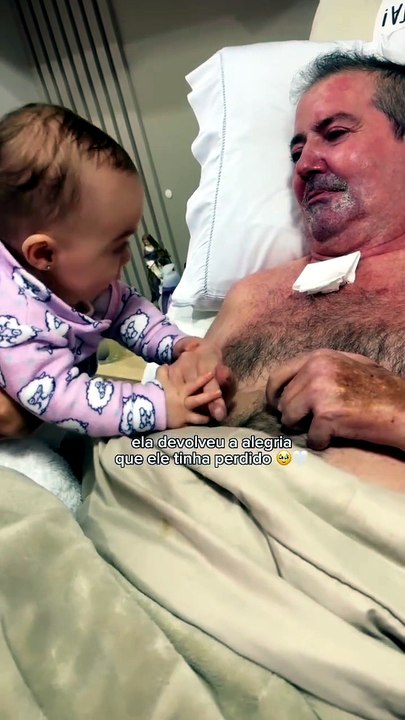 Bebê de 8 meses faz avô acamado voltar a sorrir e vídeo lindo emociona a internet