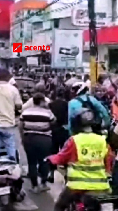 Familiares llevan féretro a destacamento de San Cristóbal y exigen investigar muerte de hombre bajo custodia policial