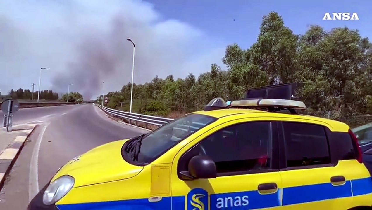 Sardegna, incendi nel Sulcis: chiuso tratto del...
