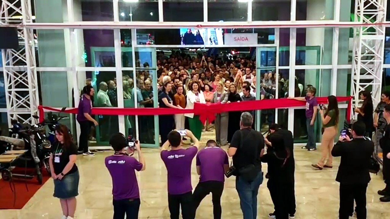 Multidão aproveita primeiro dia de compras no Mega Outlet Umuarama - público