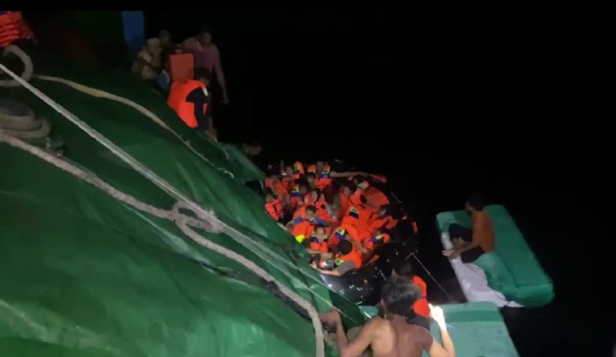 Detik-detik KM Harapan Kita Evakuasi Puluhan Korban KM Nurul Salsa