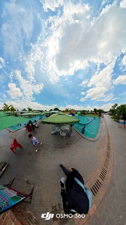 Hidden Oasis in Vientiane! 🇱🇦 Exploring Pok 8 Restaurant & Water Park