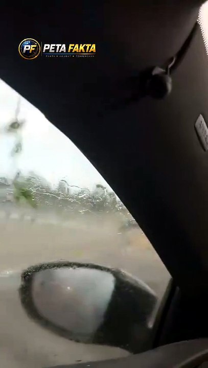 Detik-detik Tornado Hantam Perancis