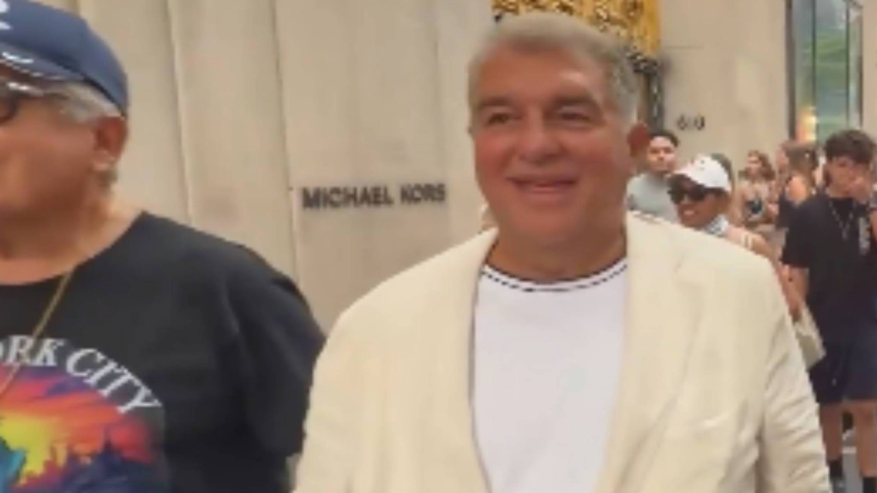 Joan Laporta, de blanco, confirma que va con España en la final del Mundial y advierte sobre el árbitro