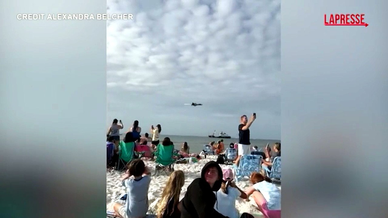 Florida, jet della Marina "sfiora" i bagnanti sulla spiaggia e fa volare via sedie e tende