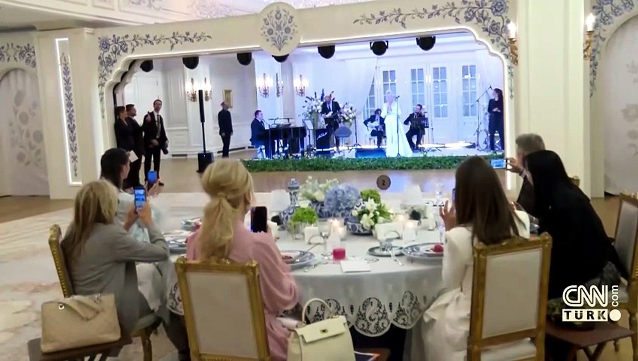 Süperstar Ajda Pekkan bu kez şarkılarını First Lady'ler için söyledi