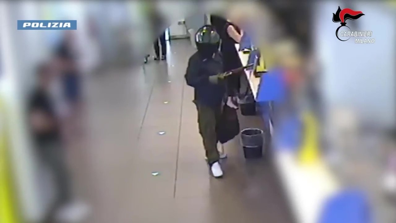 Rapine nei supermercati e alle Poste del Milanese con il fucile a canne mozze: come agivano i due banditi