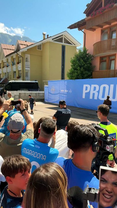 Il Napoli è arrivato a Dimaro, entusiasmo alle stelle: Allegri il primo a scendere dal bus