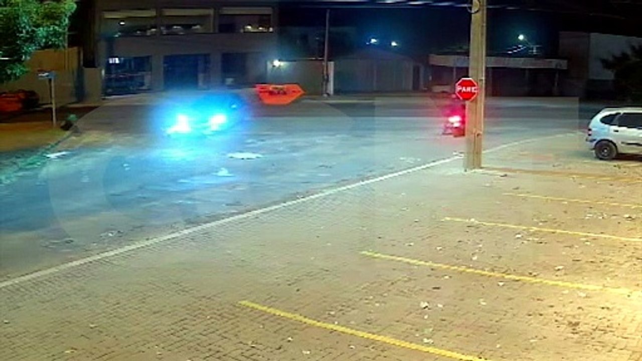 Novas imagens mostram colisão de ciclomotor e carro; Jovem ficou ferido