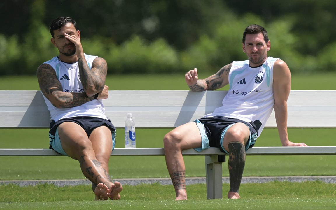 L'Argentina si allena per la finale dei Mondiali: Messi rilassato a bordocampo