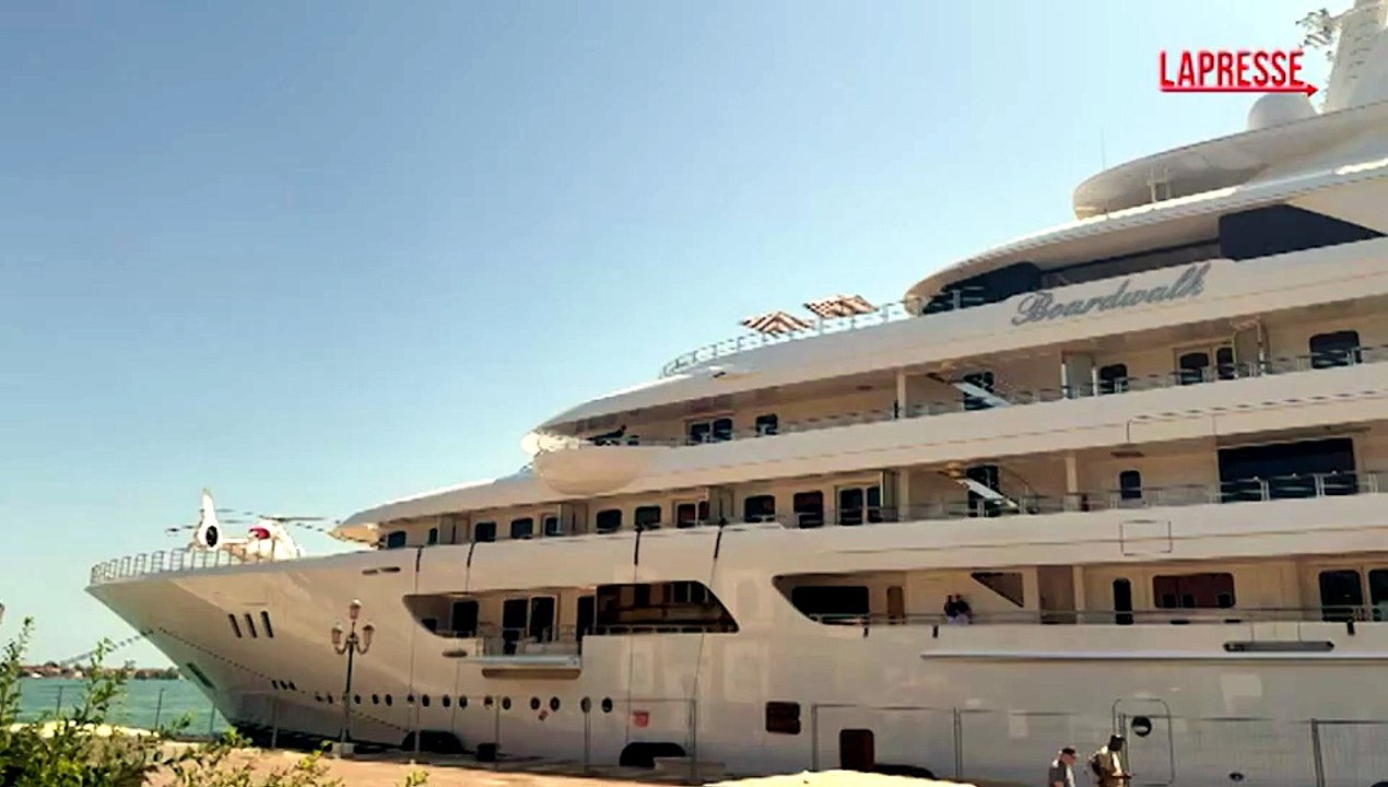 Venezia, arrivato il mega yacht dell'ambasciatore americano Tilman Fertitta