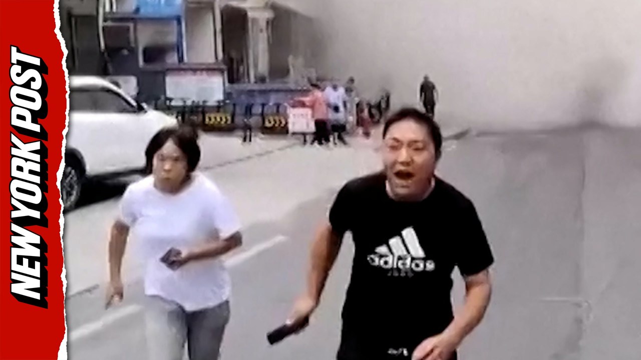 Moment massive landslide buries Chinese homes as residents run for their lives