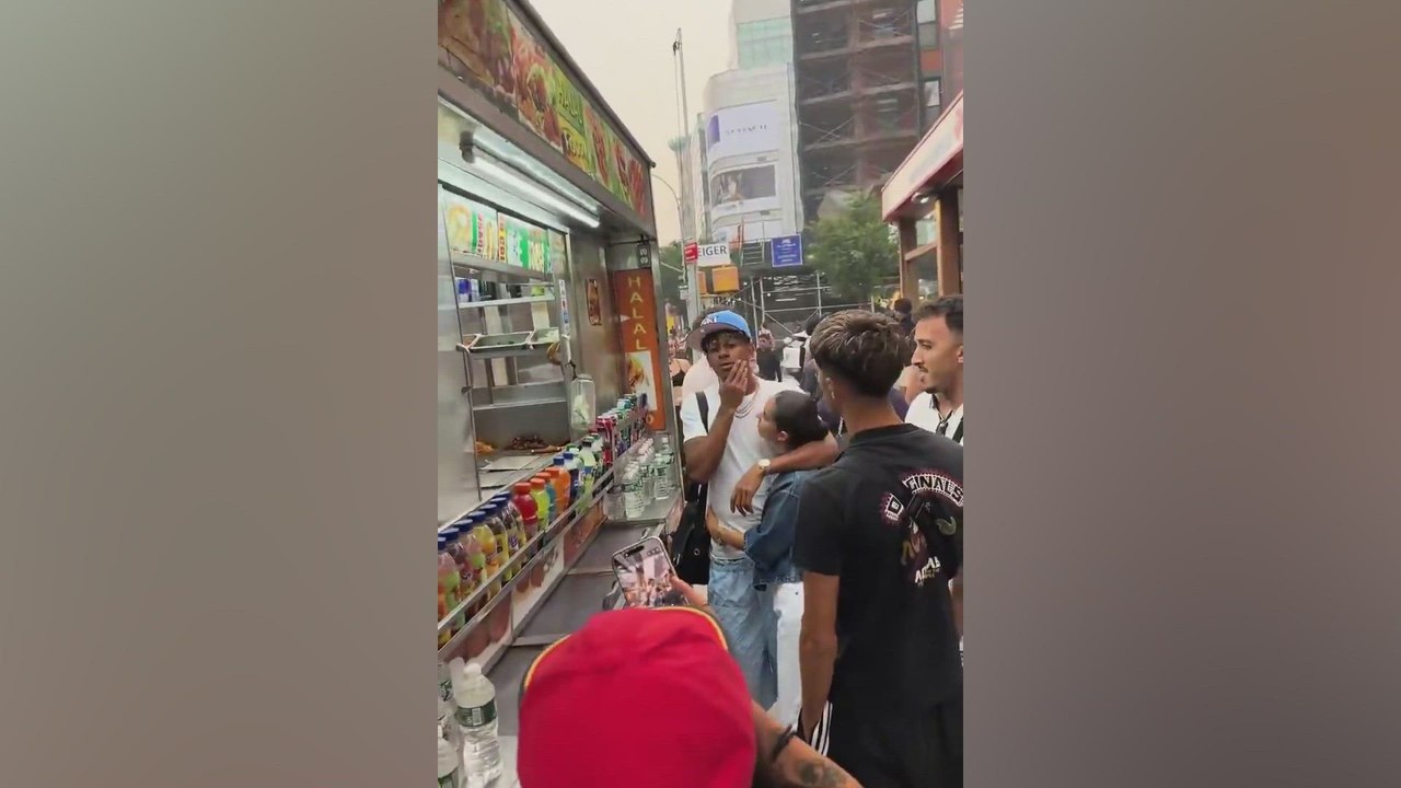 LAMINE aparece en un puesto de kebabs callejeros en Nueva York