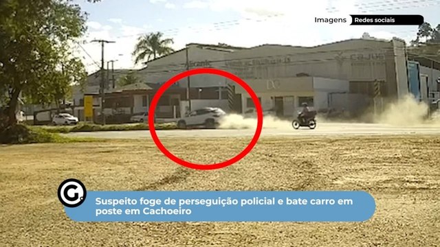 Suspeito foge de perseguição policial e bate carro em poste em Cachoeiro