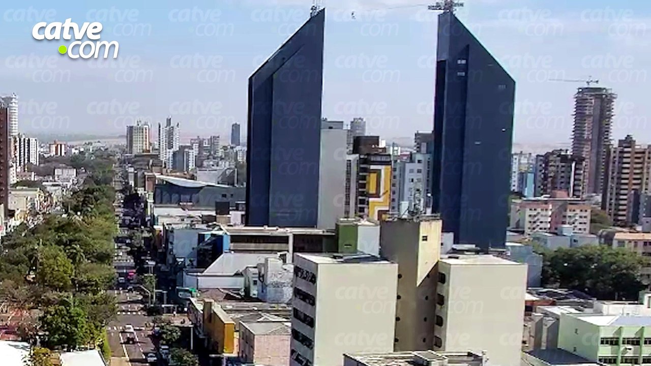 Nas alturas: bombeiros usam tirolesa entre prédios durante treinamento em Cascavel