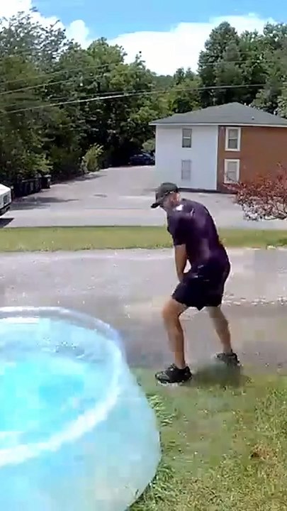 FedEx driver has smoothest response after falling into pool
