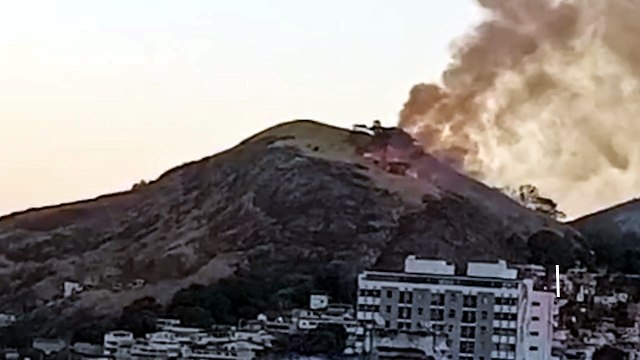 Incêndio em área de vegetação chama atenção em morro de Vila Velha