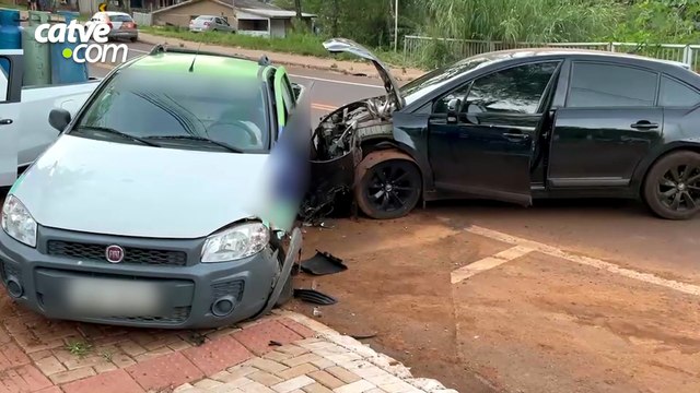 Motorista diz ter sido ofuscada pelo sol após batida entre carros em Cascavel