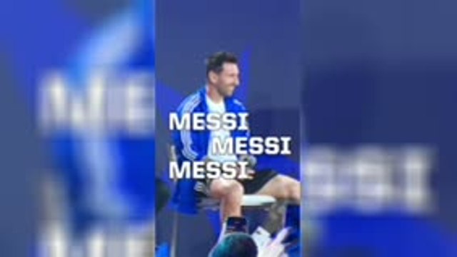 Scaloni interrupted by Lionel Messi chants