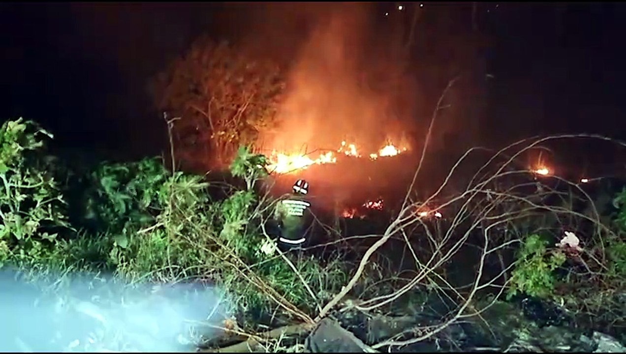 Incêndio ambiental mobiliza bombeiros no Bairro 14 de Novembro em Cascavel