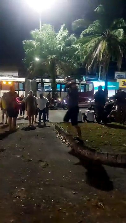 CARRO CAPOTA NA MAX TEIXEIRA E BATE MOTOBOY