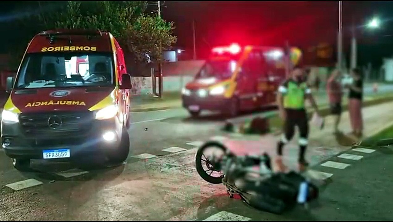 Acidente violento entre carro e moto deixa dois feridos no Bairro Interlagos