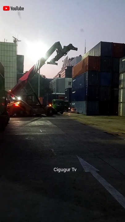 Meratus container unloading operations