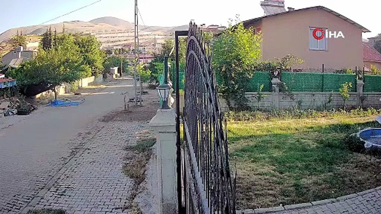 Deprem anı kameralara yansıdı