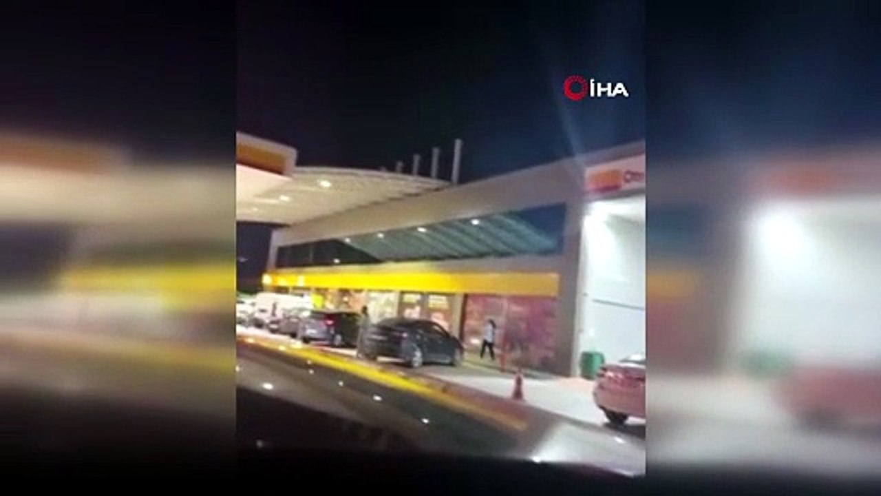 Akaryakıt istasyonunda sopalı kavga kamerada