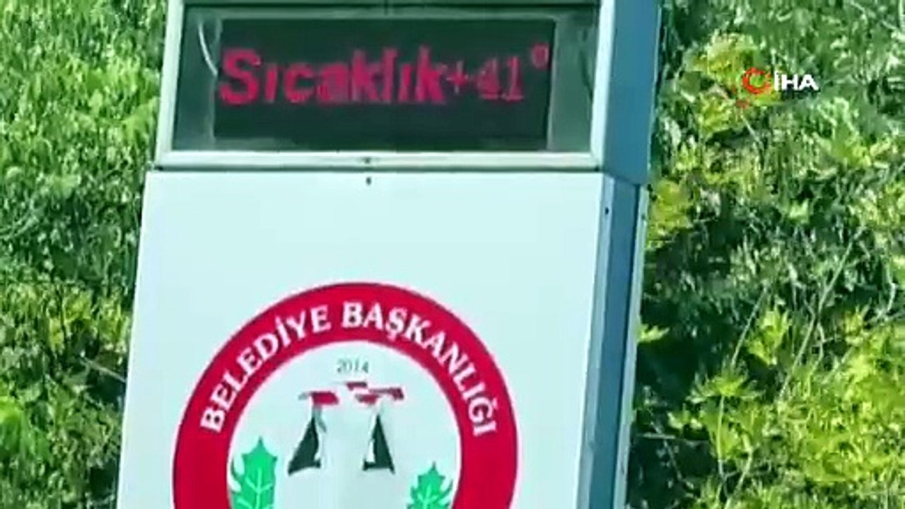 Sıcaktan bunalan vatandaş soluğu oto yıkamacıda aldı