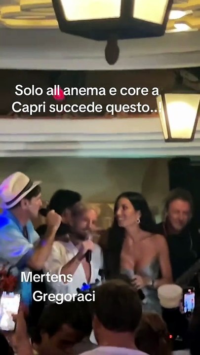 Mertens è in vacanza a Capri, si scatena sulle note di 'O surdato 'nnammurato VIDEO