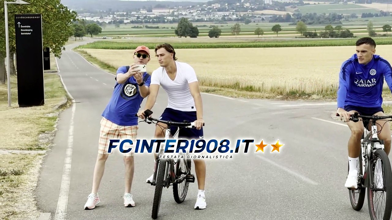 VIDEO FCIN1908 / Inter, in Germania i tifosi fermano Esposito in bici: 'Il futuro'