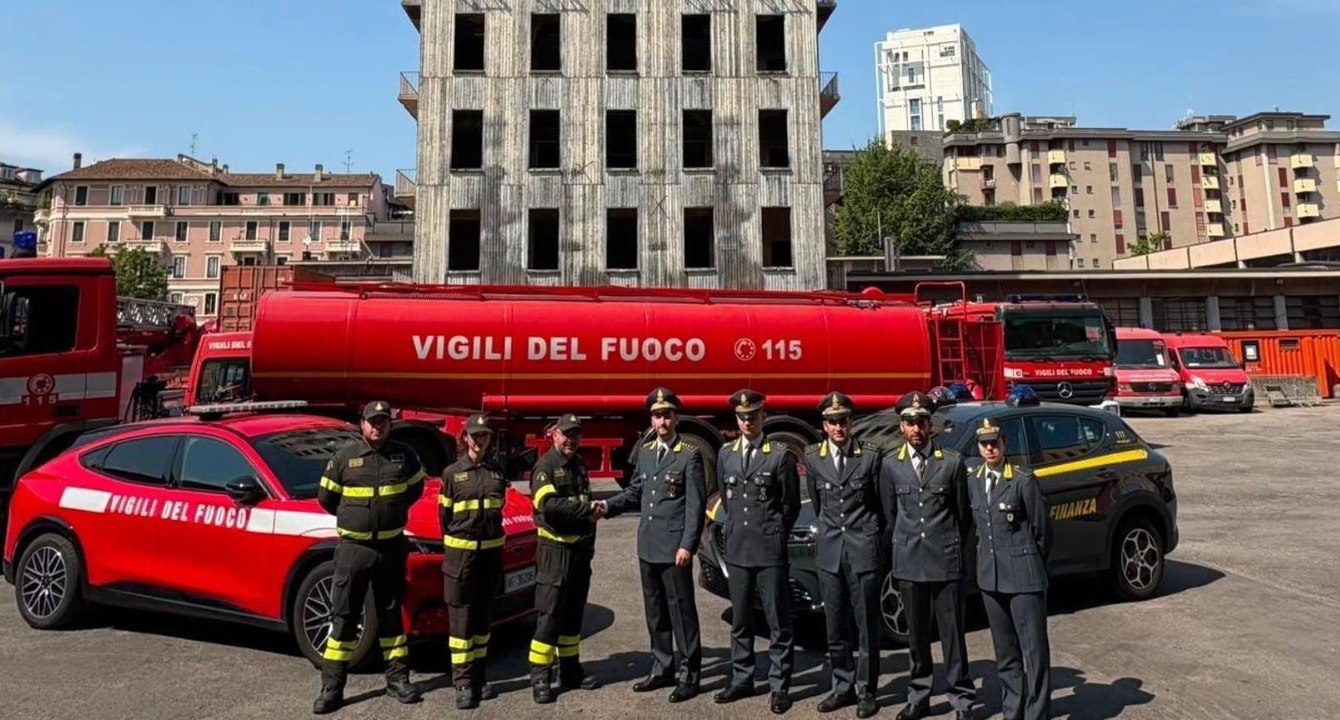 Milano - Finanza dona a Vigili del Fuoco 30mila litri di gasolio sequestrato (18.07.26)