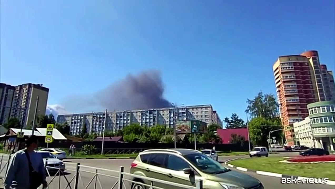Denso fumo nero su città russa a est di Mosca dopo drone ucraino