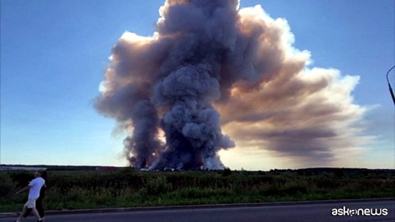Attacco di droni ucraini contro due centri logistici in Russia