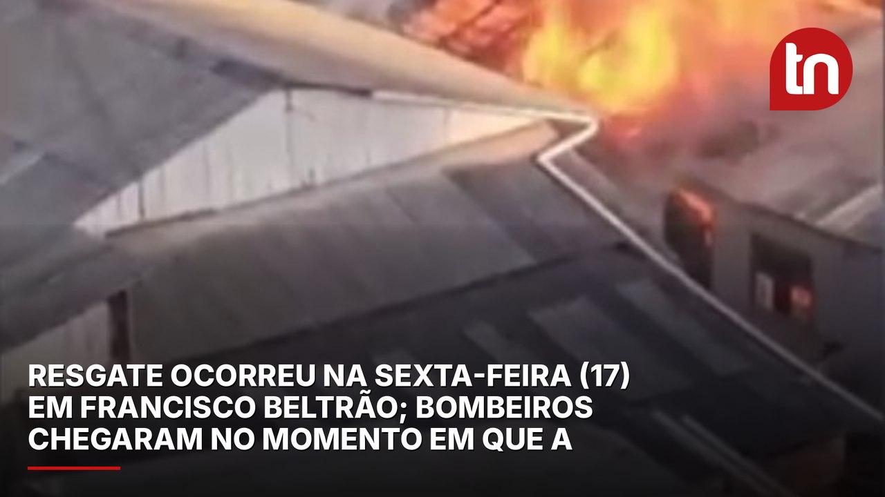 Homens quebram parede e resgatam vítima de casa em chamas no PR; veja o vídeo