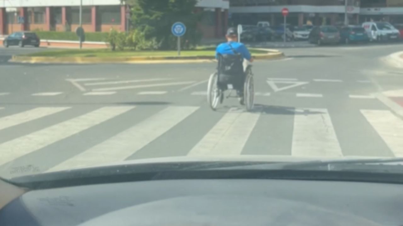 Wheelchair Driver Takes Corners Like A Track Run