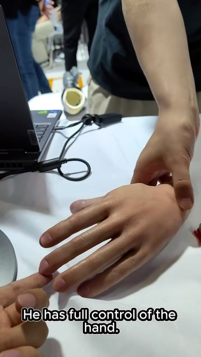 BrainCo mano biónica WAIC 2026