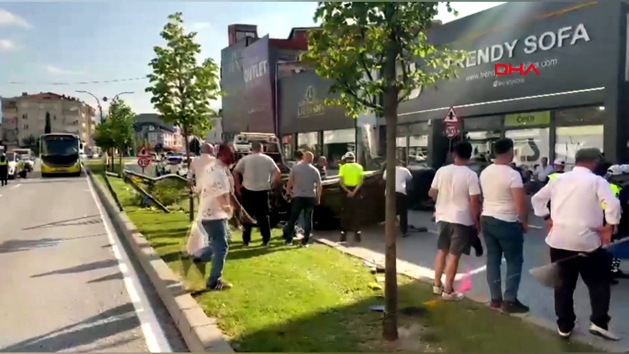 Ağaçlara ve aydınlatma direğine çarpan otomobilin takla attığı kaza kamerada
